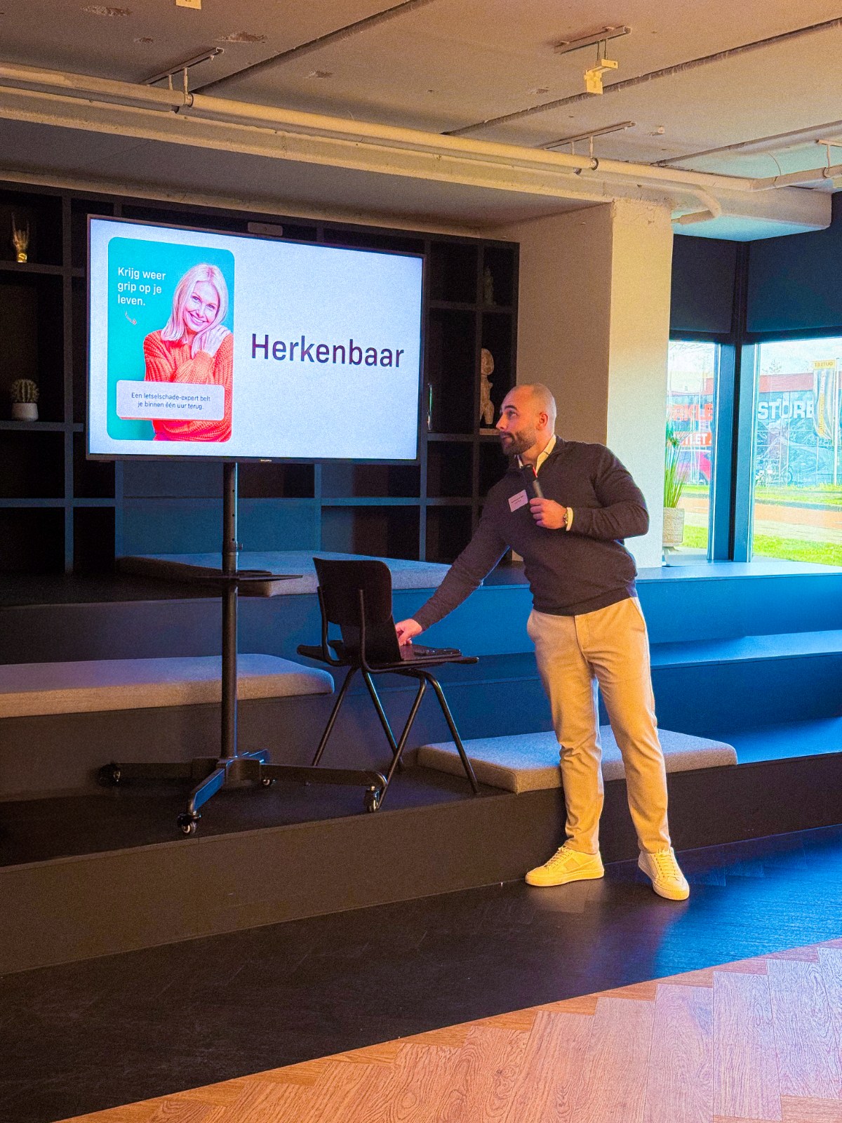 Kenneth van der Beek tijdens een branding-presentatie